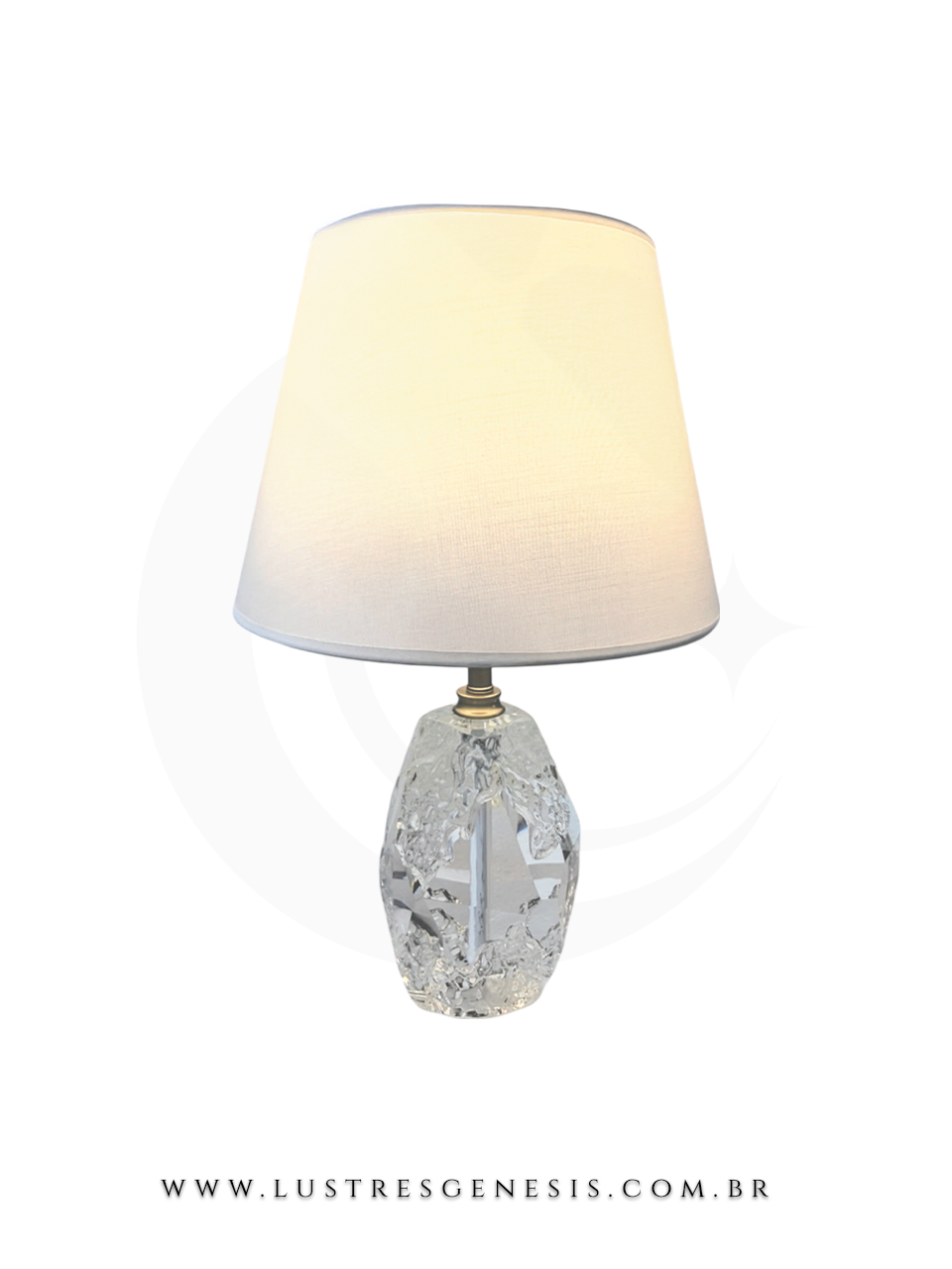 Abajur moderno de cristal modelo Jewel com cúpula branca, ideal para leitura em quartos, escritórios e escrivaninhas, da marca Sindora.